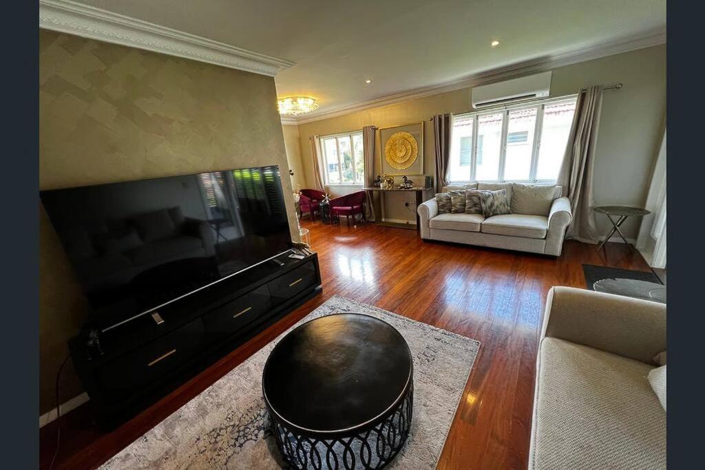 Holiday home Massive 5bdr Games Wi-fi Netflix *