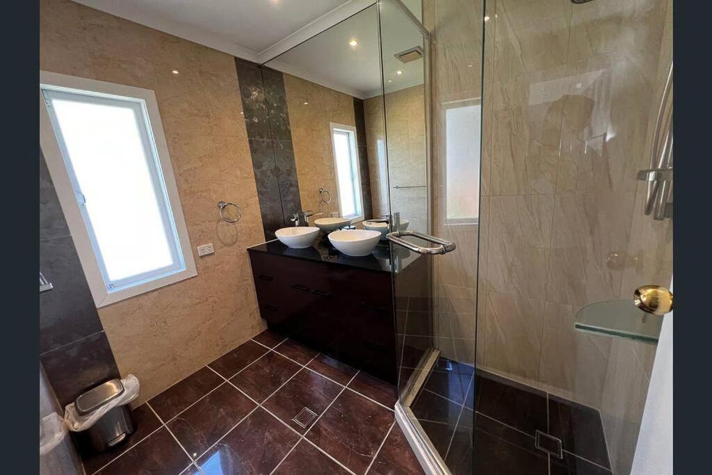 Holiday home Massive 5bdr Games Wi-fi Netflix Brisbane