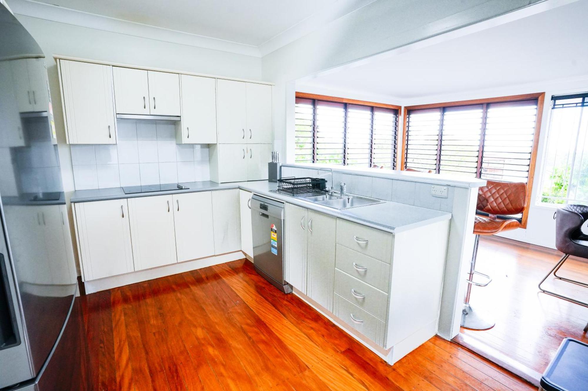 Massive 5bdr Games Wi-fi Netflix Holiday home Brisbane